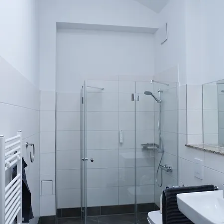 Modernes Naehe Ber, Tesla Und Seen Appartement