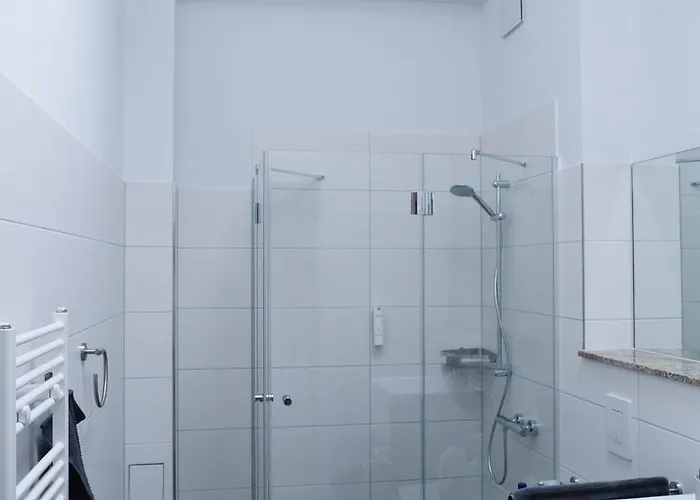 Modernes Naehe Ber, Tesla Und Seen شقة